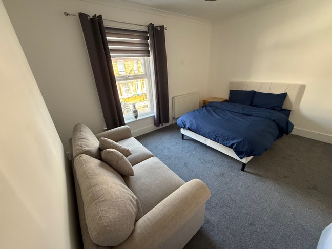 2 rooms to rent  Main Photo