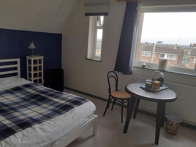 Spare room in ex teachers house Main Photo
