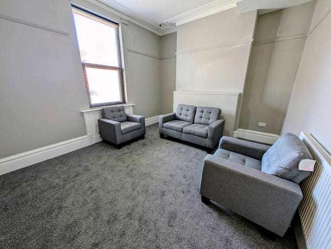 Large EnSuite Rooms - Near to FGH - Great Location Main Photo