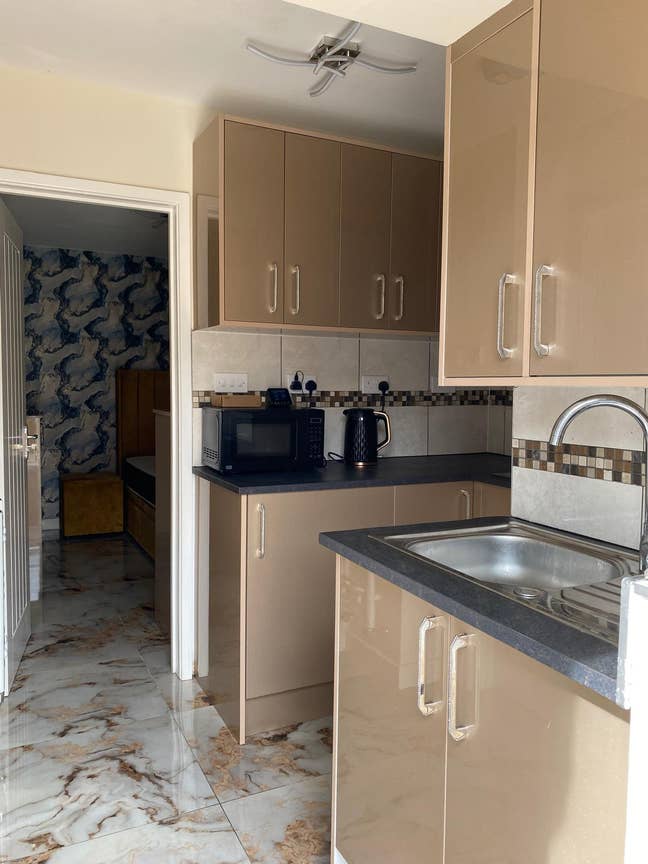 1 Bedroom and 1 lounge room available near to JLR Main Photo