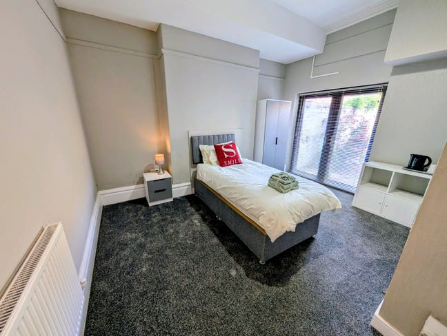 Large EnSuite Rooms - Near to FGH - Great Location Main Photo