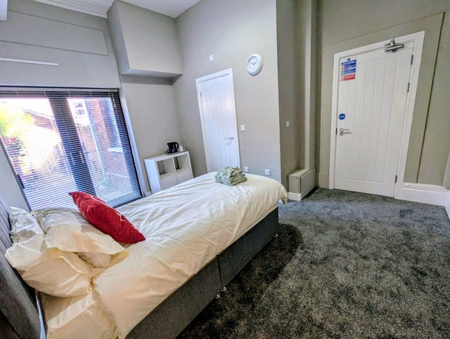 Large EnSuite Rooms - Near to FGH - Great Location Main Photo