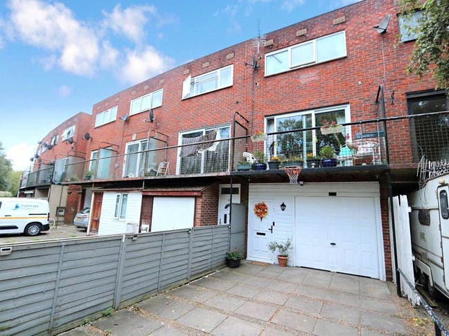 Studio Apartment in a Newly Refurbished House  Main Photo