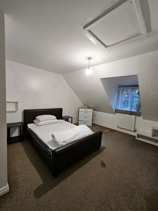 En-suite room to rent Main Photo