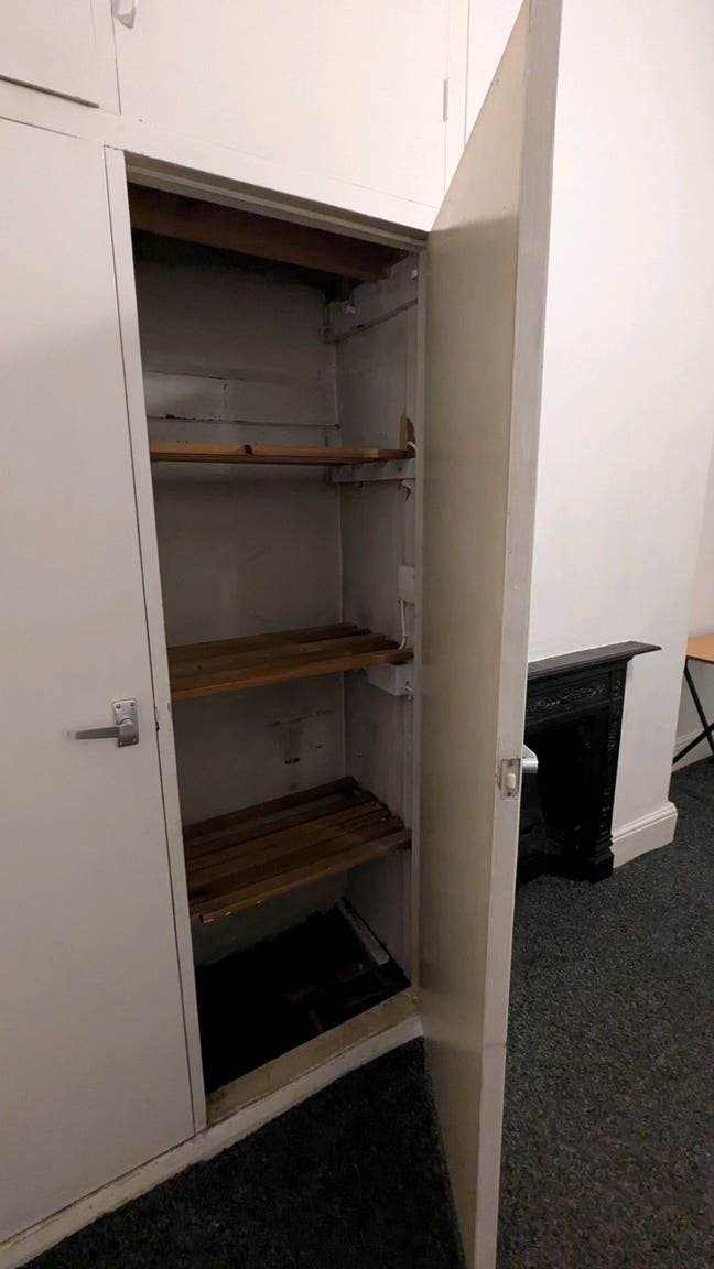 A Double Room in Newport Main Photo