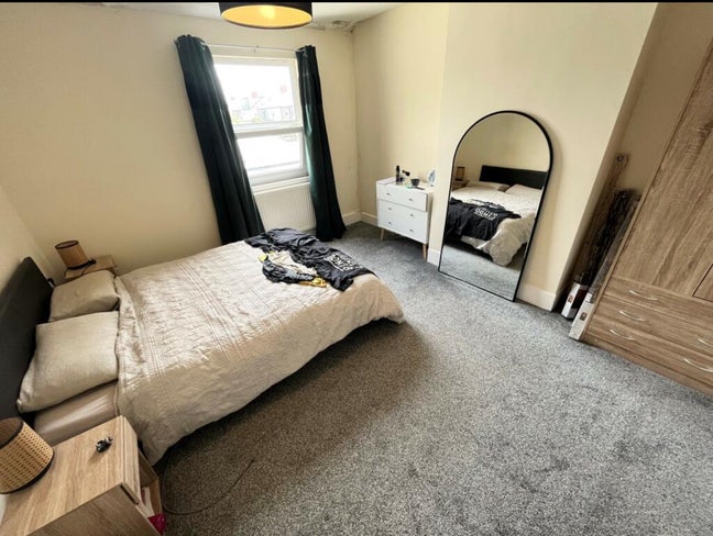 Spacious 2 bedroom flat  Main Photo