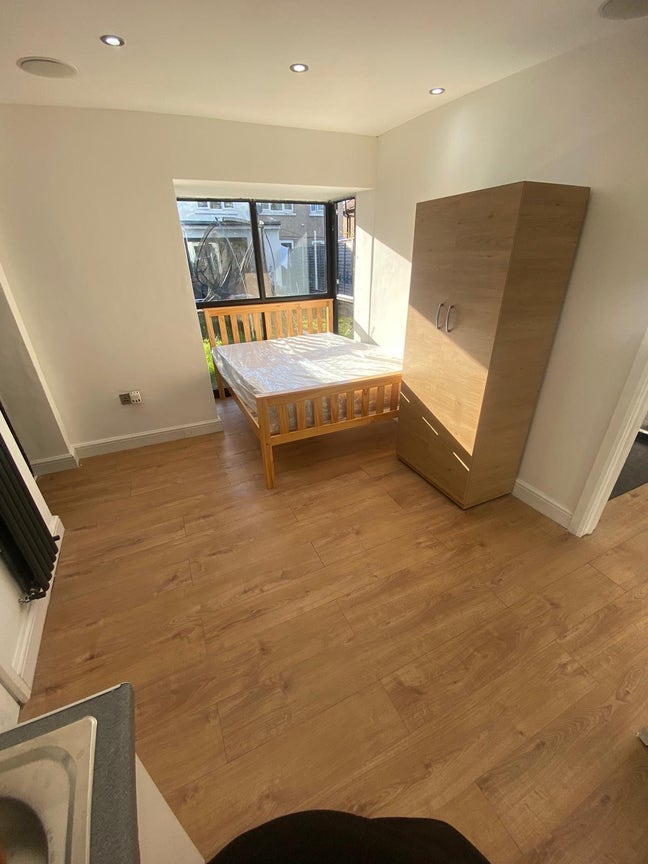 Studio flat available immediately  Main Photo