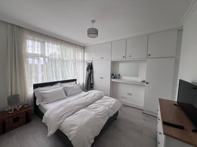 Bright Double Room Available in Friendly House Main Photo