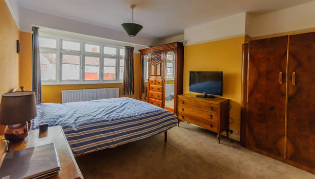 Large double room & bathroom, pleasant home (INC) Main Photo