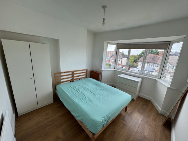 Bright large double bedroom in London SE9 4HZ Main Photo