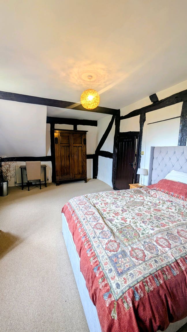 Large double room in an idyllic rural family home Main Photo