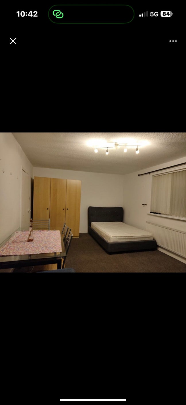 Rooms to rent  in stretford Main Photo