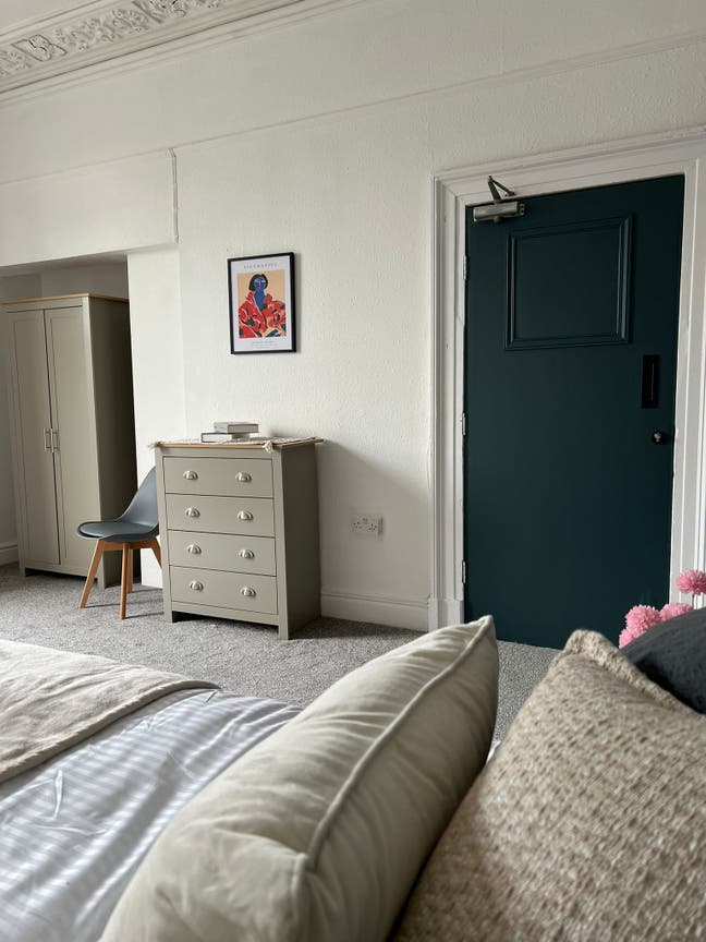Spacious room near City Centre - View Today🏠 Main Photo