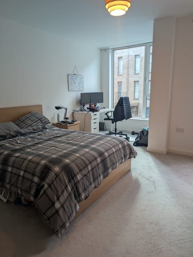 Spacious Ensuite 5 min walk to Upton Park station Main Photo