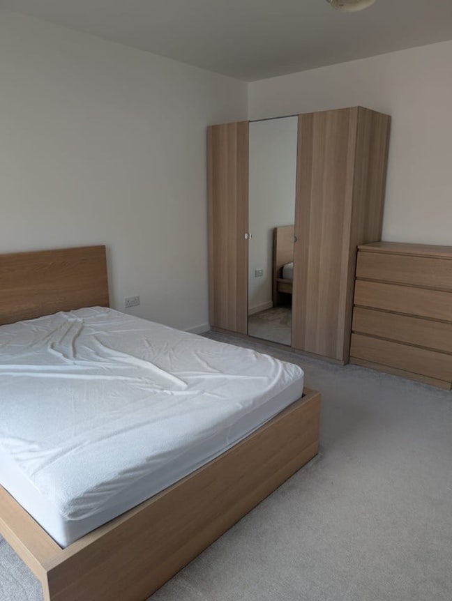 Spacious Double Room 5 min walk to Upton Park St Main Photo