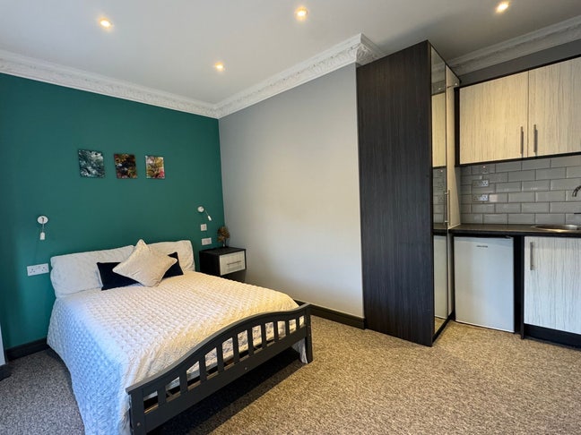 Executive rooms with kitchenettes - central Slough Main Photo
