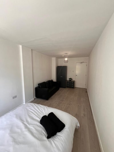 🛁 En-suite • Clean Bathroom • Shared With 2 Other Main Photo