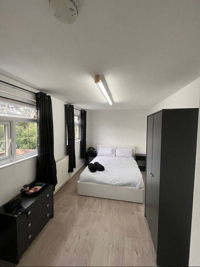 🔑 No Frills • N9 • Standard Double Room 📍 Main Photo