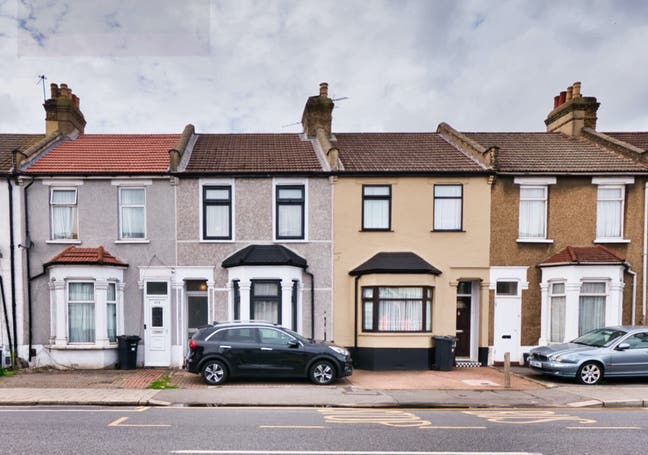 Modern 4 bed 2 Bath House in Ley St, Ilford IG2 Main Photo