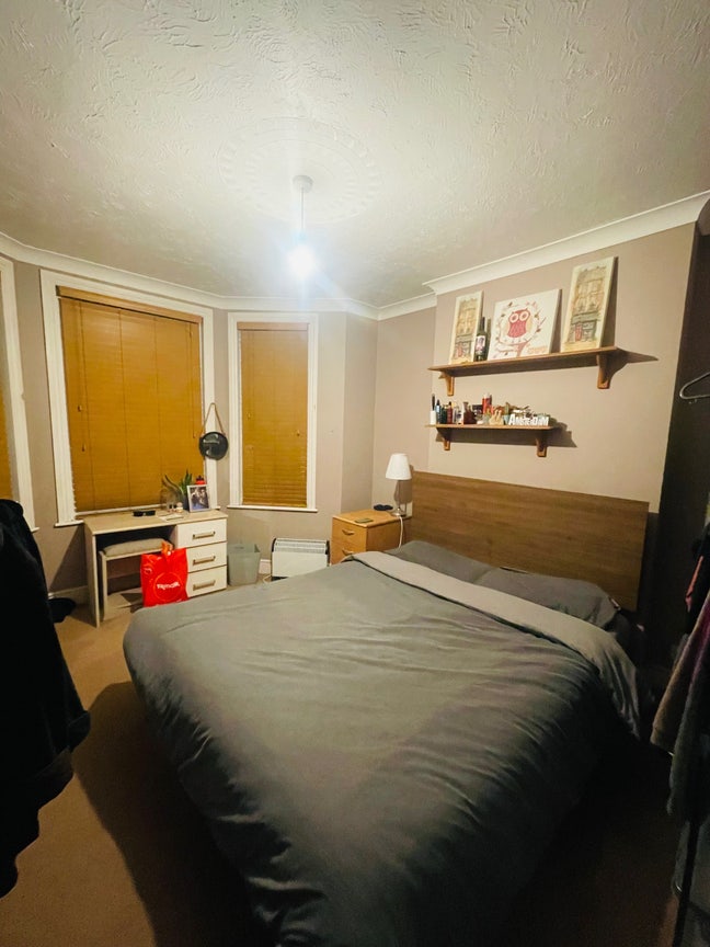 Large double Bedroom  Main Photo
