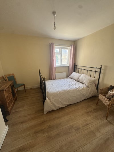 Large peaceful double room with king size bed  Main Photo