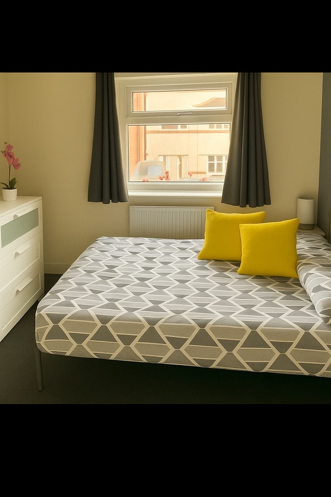 Gorgeous bedroom available in Whitecross. Main Photo
