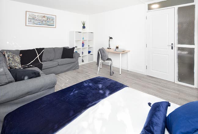 Stunning Double Room in a Classy Apartment Main Photo