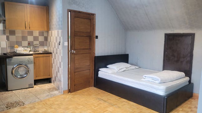 A Bargain Large Studio Flat in Micham.  Main Photo