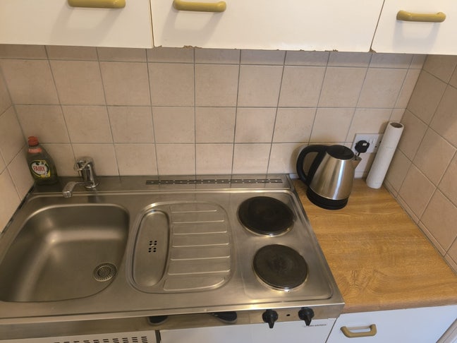 Cosy Studio with en-suite & kitchenette.Bills inc Main Photo