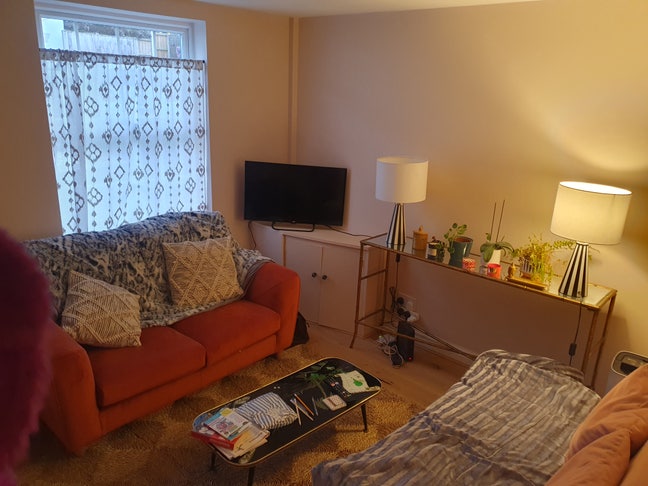 Bright bedroom, close to town in cute cottage Main Photo