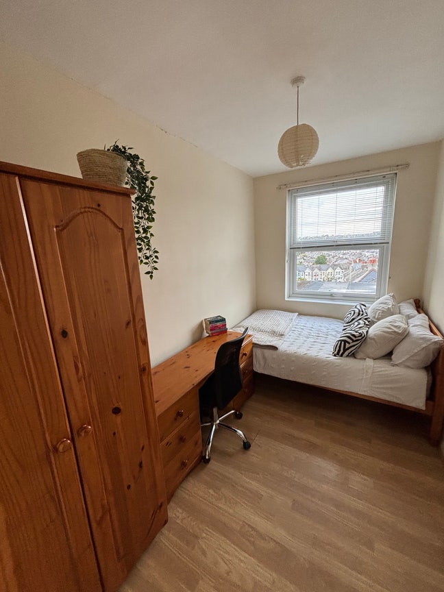 Double room in 4 bed flat 20 second walk to Uni Main Photo