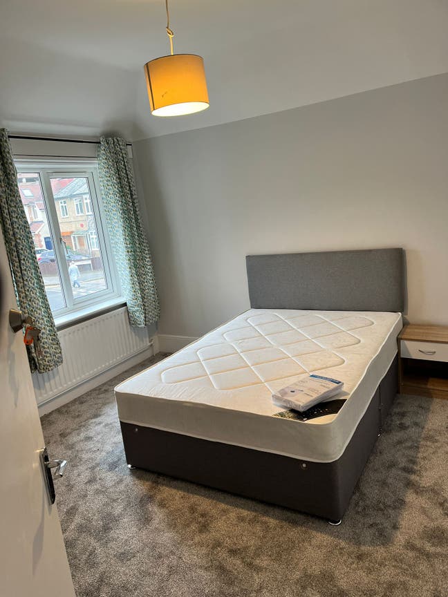 Beautiful large bedroom  Main Photo