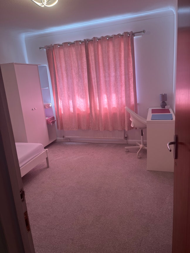 Double room close to Hospital and Tesco Main Photo