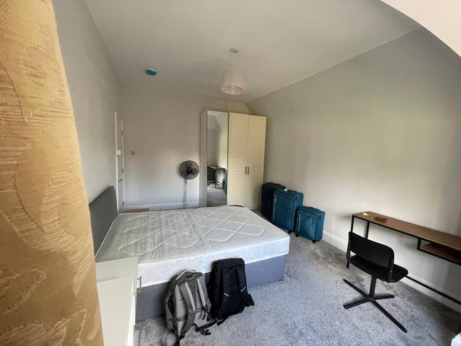 Beautiful large bedroom  Main Photo