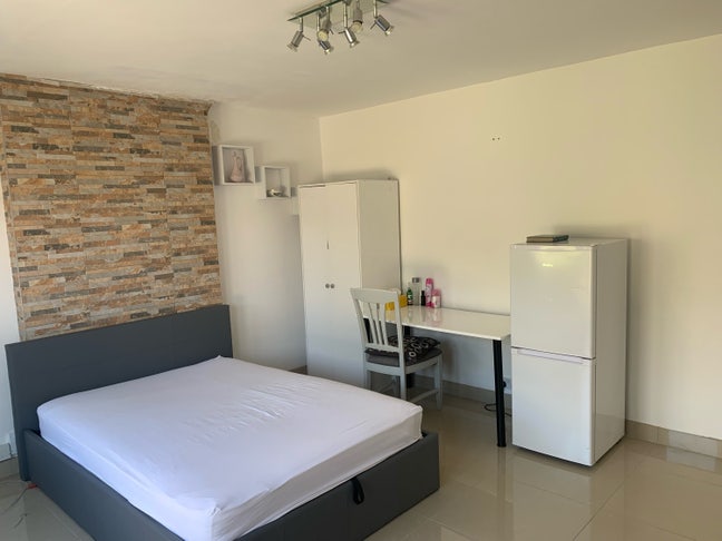 Bright double room 13-16 sqm separate entrance Main Photo