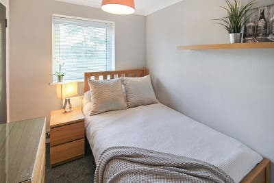 Lovely Small Double room - Close to Three Bridges Main Photo