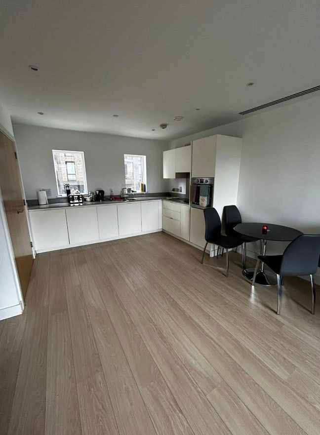1 single bedroom available in modern 3 bed flat Main Photo