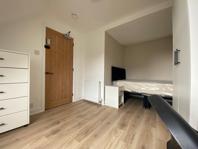 Excellent Newly Refurbished Top End House - Linden Main Photo