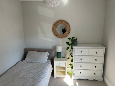 Bright and airy double room in family home  Main Photo