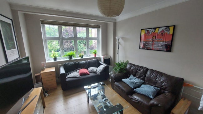 Double bedroom opposite park Main Photo