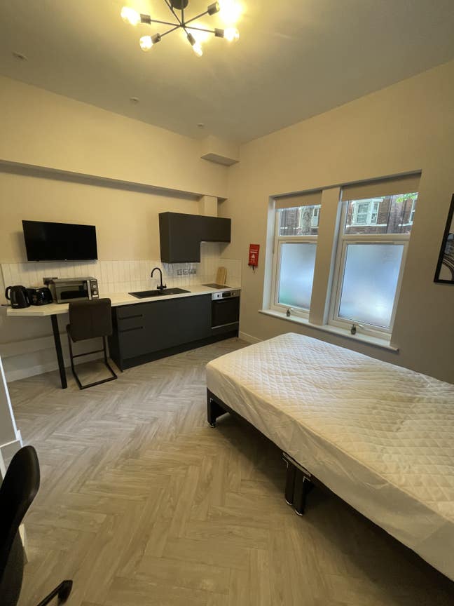 4 Studio rooms  & 4 En-suite rooms  Main Photo