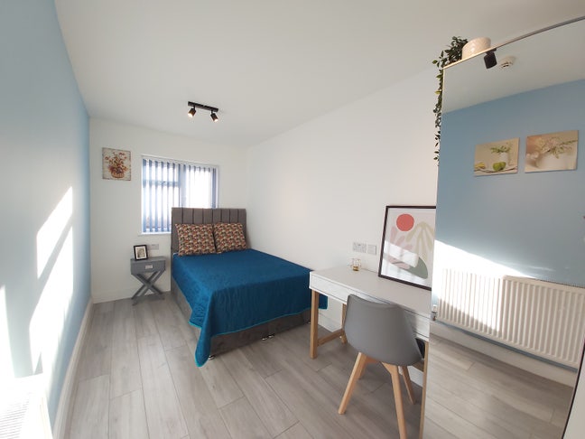 Luxury Double Ensuite + Free WIFI Bill Inclusive Main Photo