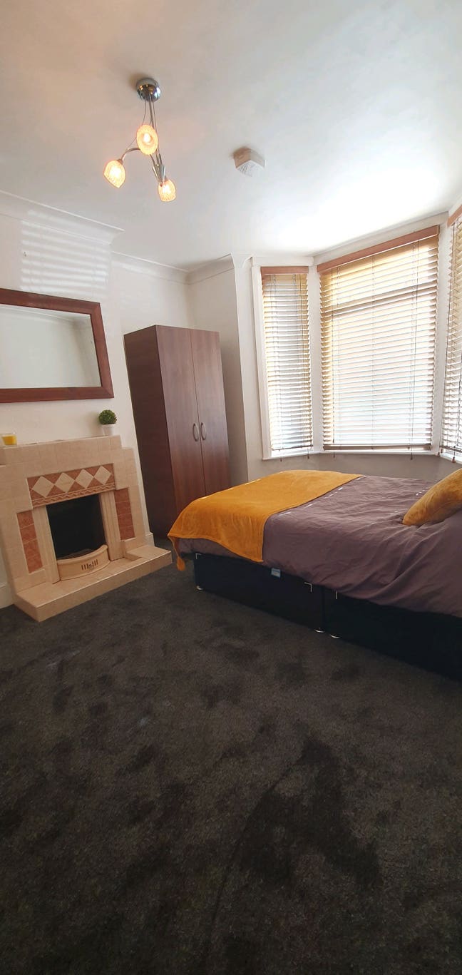 Double Room Close To Town & Station, New Carpet  Main Photo