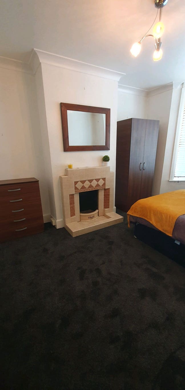 Double Room Close To Town & Station, New Carpet  Main Photo