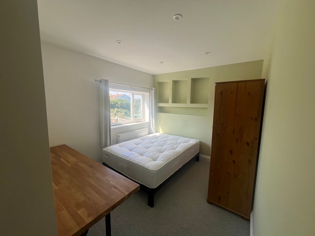 Double bedroom in  semi detached house 🏠  Main Photo