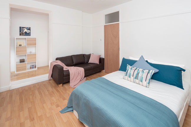 Grand Double Room in a Beautiful Apartment Main Photo