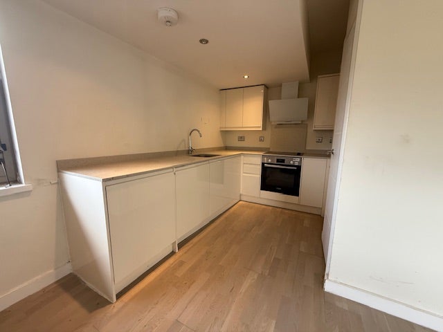 New Modern One Bedroom Apartment, Close to Leather Main Photo