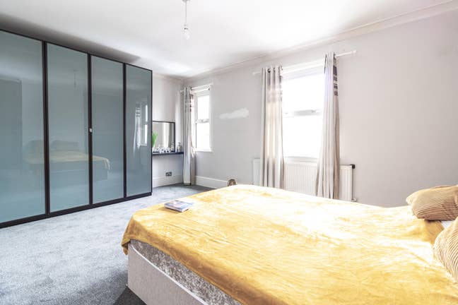 New Huge Dbl Room 5Mins to Cheam Station Main Photo