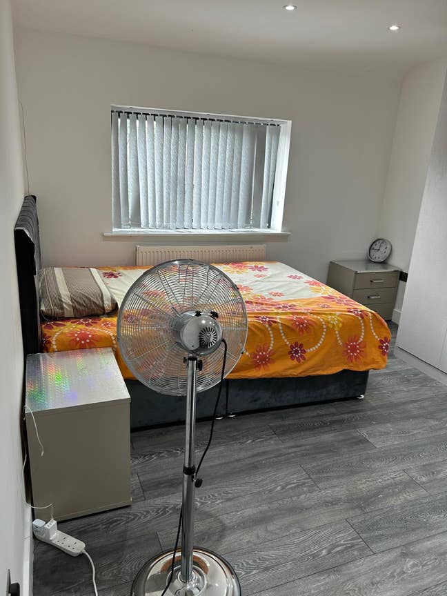 En-suite room close to train station and shops Main Photo