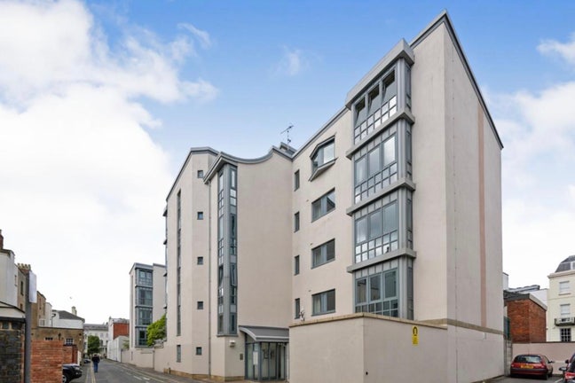 Double room in top floor flat centre of Cheltenham Main Photo